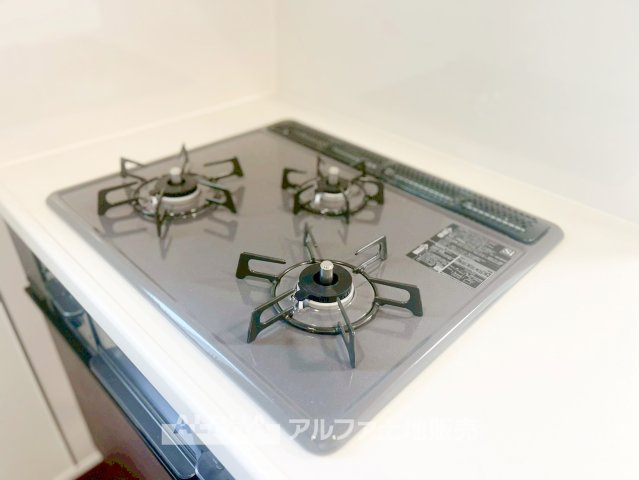 ~武蔵村山三ツ藤1丁目~Newly Built Homeのキッチン|【gas stove】◆ガスコンロ◆使い勝手に配慮されたガスコンロを備えたキッチン。火力調整がしやすく、毎日の調理がスムーズに進み、家事の時間を心地よく支えてくれます