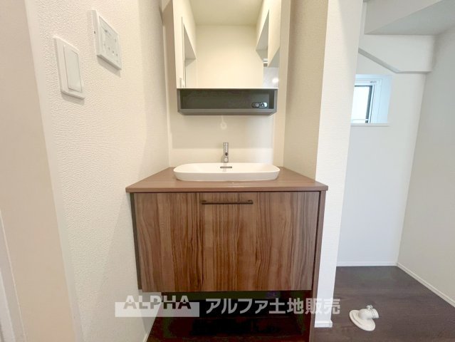 ~武蔵村山三ツ藤1丁目~Newly Built Homeの独立洗面台|【Vanit】◆洗面台◆身支度がしやすい洗面台は、収納力にも配慮した設計。朝の準備から帰宅後まで、家族みんなが使いやすい空間です。