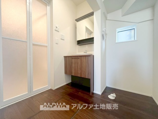 ~武蔵村山三ツ藤1丁目~Newly Built Homeのランドリースペース|【Laundry space】
◆ランドリースペース◆広々した空間で雨の日でも十分に洗濯物を乾かすことが出来ます。バスルームには浴室換気乾燥機も付いているので重宝しますね。