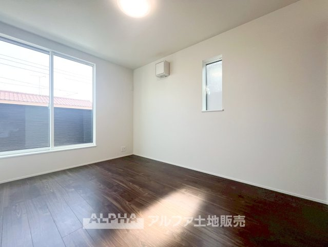 ~武蔵村山三ツ藤1丁目~Newly Built Homeの洋室|【comfort room】
◆落ち着きのある室内◆寝室としても子ども部屋としても使いやすく、暮らしの変化にも対応できる空間。日々の時間を穏やかに過ごせます。