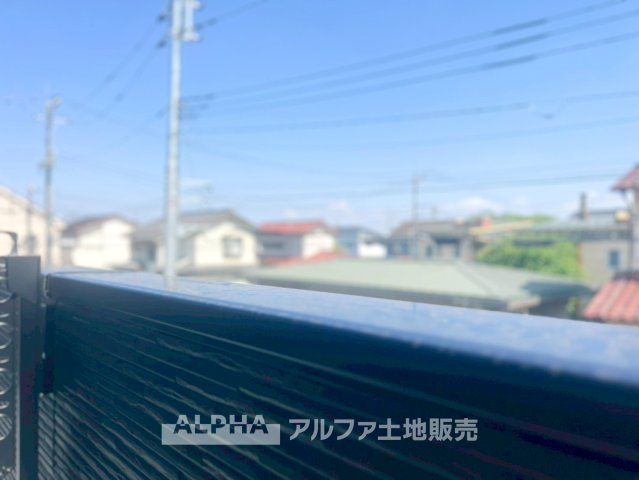 ~武蔵村山三ツ藤1丁目~Newly Built Homeの展望|【Balcony】◆バルコニー◆日当たりの良いバルコニーは、洗濯物がよく乾くだけでなく、外の空気を感じながらひと息つける場所。暮らしに心地よい余白をもたらします。