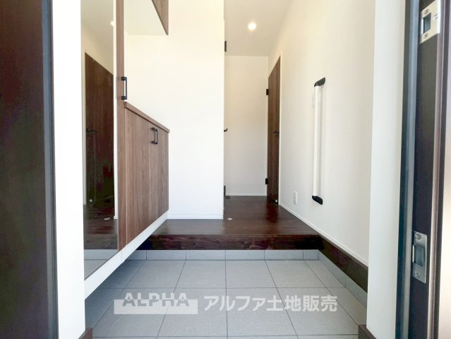 ~武蔵村山三ツ藤1丁目~Newly Built Homeの玄関|【Welcome Space】
◆玄関◆帰宅時にほっとできる、穏やかな空気感の玄関。整った空間が日々の切り替えを自然にサポートし、来客時にも好印象を与えます。