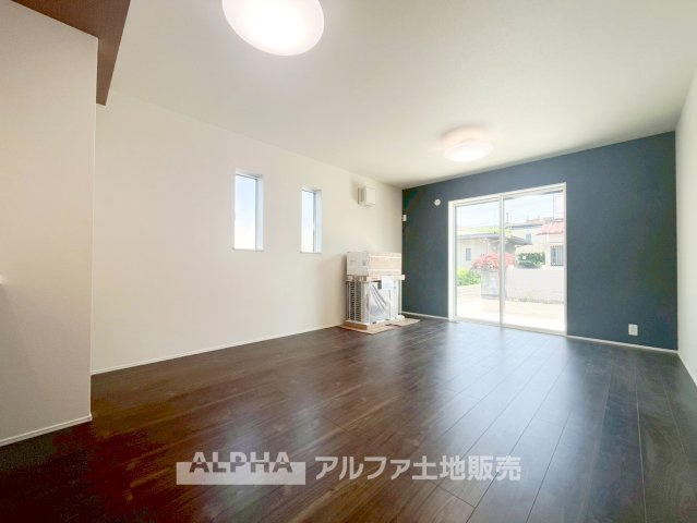 ~武蔵村山三ツ藤1丁目~Newly Built Homeの居間・リビング|【cozy living】
◆休日は◆仕事から切り離された家族の為だけの場所でゆっくりくつろぎたい。趣味や、習い事で休日を過ごすも楽しいが、結局はここが安らげる。