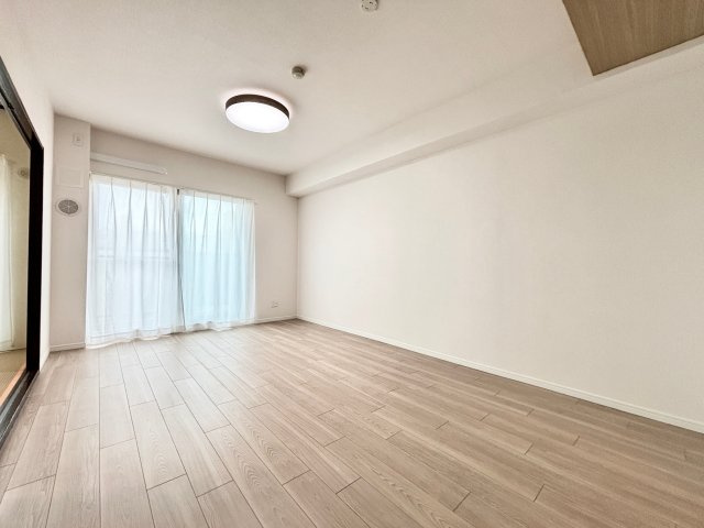 サニークレスト武蔵浦和の居間・リビング|【LDK：12.3帖】リビング別角度、広さ感と家具配置を想像しやすい。自然光も十分に入り込み、明るい雰囲気のリビング。内覧で収納・採光・動線・質感を確認ください。