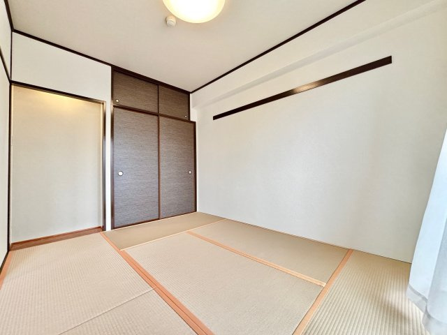 サニークレスト武蔵浦和の和室|和室があれば、来客や子供用のスペースとして活躍します。■気になる物件は、お客様ご自身の目でお確かめ頂けます。
内覧希望は、０１２０－６５５－６２０（通話無料）にお気軽にご連絡下さいませ。