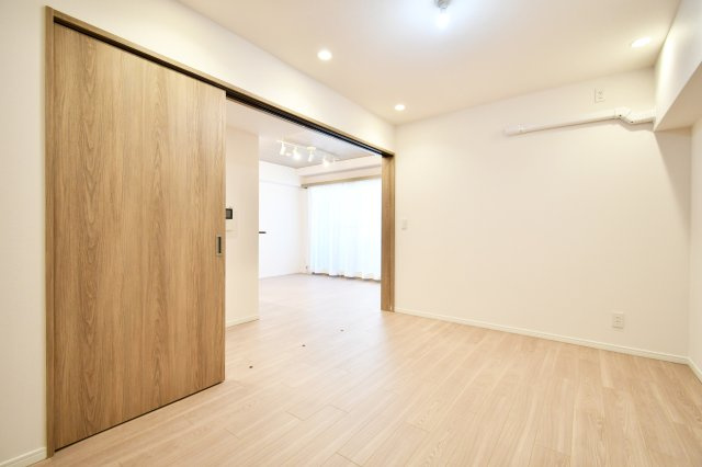 ラムザタワーの洋室|【洋室①：6.2帖】キッチン横のお部屋。可動式の扉を開放することができます。使い方はさまざまで、イメージが膨らみますね。即日内見も可能ですので、気軽にご連絡お待ちしております。
