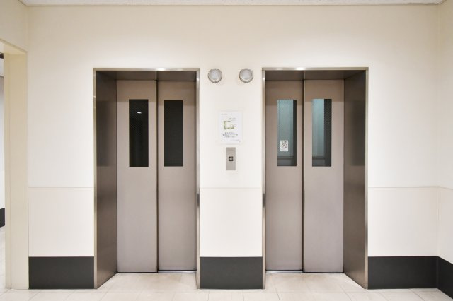 ラムザタワーのその他共用部分|エレベーターは2基設置されております!朝のラッシュの時間帯にも安心ですね！大荷物を抱えているときやお子様を抱っこしているときでも楽々昇降できます。