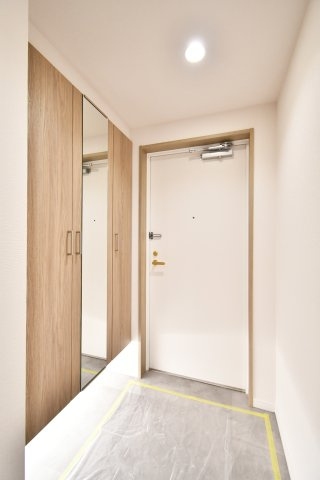 ラムザタワーの玄関|新規リノベーション済みで清潔感あふれる玄関ホールです！大容量シューズBOX付きで、いつもスッキリした玄関回りとなります。全身鏡も朝の身支度に欠かせませんね！