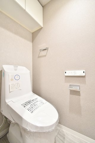 ラムザタワーのトイレ|水回り交換済、清潔感を保ちやすいトイレ空間。温水洗浄便座付き、毎日使う場所だからこそ快適性をしっかり確保。写真で暮らしを想像し、ご家族で内覧し収納・採光・動線・設備の使い勝手を確認ください。