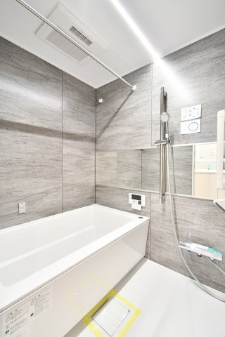 ラムザタワーの浴室|シックで上品さを感じるバスルームはまるでホテルのような仕上がり。日常から解放できる癒しの空間となります。浴室乾燥暖房機付きで、雨の日のお洗濯や寒い日の入浴前も安心です！