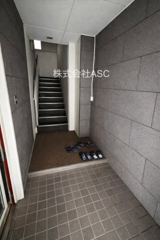 北浜　店舗ビルのエントランス