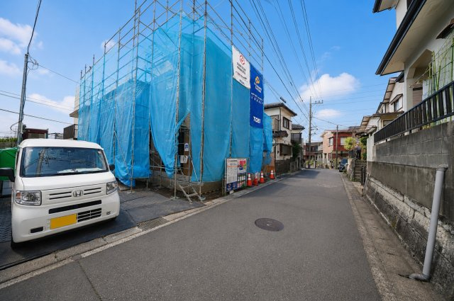 【横浜市旭区白根7丁目7-15新築戸建て】★仲介手数料無料★（不動丸小学校・鶴ケ峯中学校）の前面道路含む現地写真