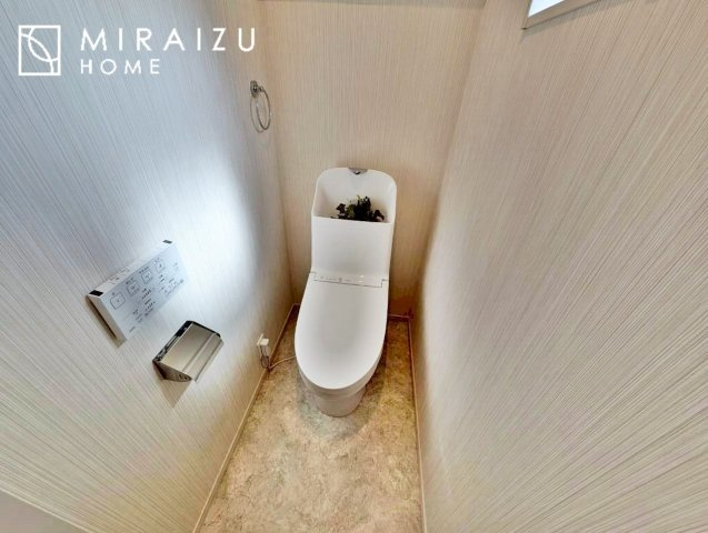 【トイレ】 | 空気の換気と光の明るさに配慮した清潔感のあるトイレ、ご自分の好きなアロマや芳香剤を置いて落ち着く空間を演出、一人になれる空間ですから、リラックスしたいですね。