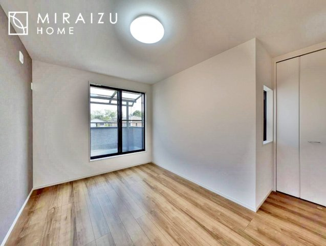 【洋室】 | 居心地の良さそうなリラックスできる空間。独立性のある建物ですので、ご自分の時間を大切にしたご家族様にぴったりです！