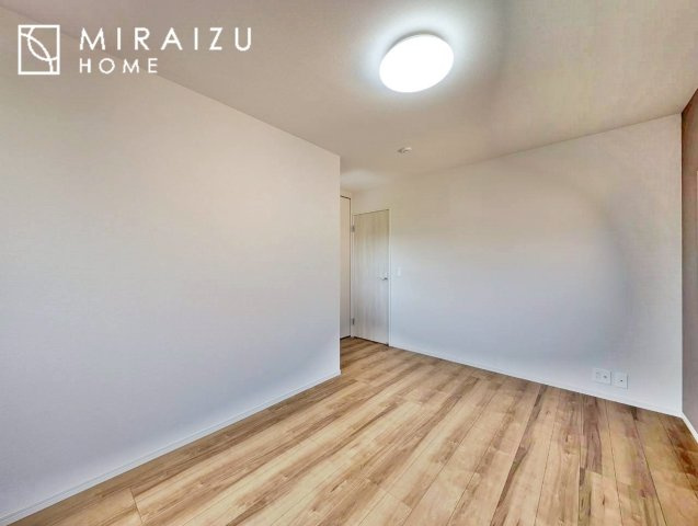 【寝室】 | 広さのある洋室は、ご夫婦様の寝室にぴったりですね。ご主人様の趣味のものや書斎などにも使用できるくらいの広さが嬉しいです。収納もばっちり完備してますのでお荷物が多いご家族様も安心してお暮しいただけます！