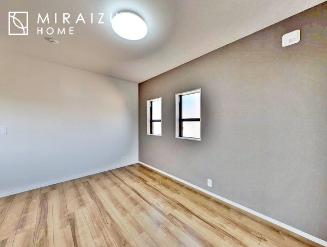【子供部屋】 | お子様のお部屋にも主寝室にも使えますね。窓が二面についていますので採光もばっちり、空気の入れ替えもOK！自分のお部屋を持ちたいお子様の夢を叶えます！