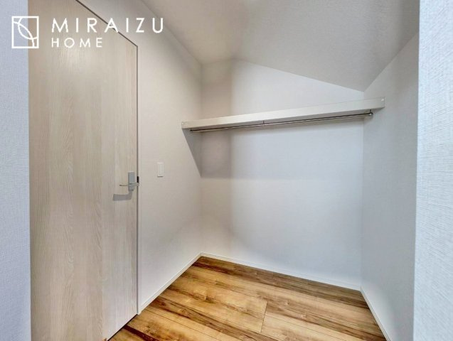 【寝室】 | 収納あり、自然な採光ありの洋室。家族みんなが気持ち良く目覚められる、過ごしやすい主寝室などにもお勧め。もちろん、ペットもご一緒に。