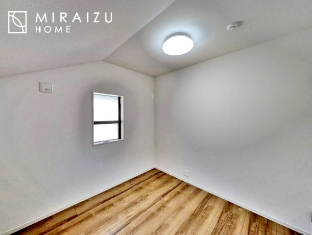 【子供部屋】 | 床のフローリングもオシャレな洋室が嬉しいです。独立性のある住宅ですので、各居室それぞれ、テイストの違うお部屋インテリア造りをしても面白いかもしれませんね！