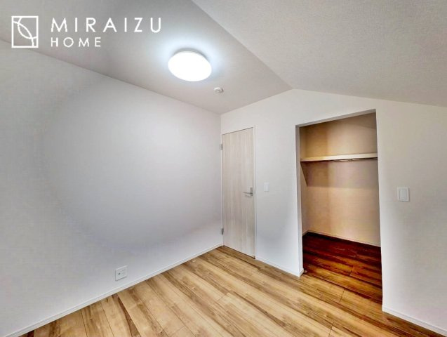 【洋室】 | 小鳥の鳴き声で目覚める朝、爽やかな風が入ります。太陽の陽射しでお洗濯物がカラッと乾き、気持ちの良い洋服とお布団で快適に過ごせます。