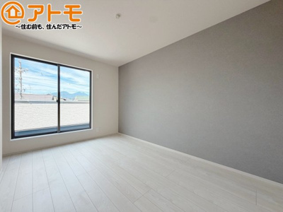 【寝室】 | 葵区古庄三丁目6期　新築戸建　2号棟 | アクセントクロスが印象的なお部屋です。お気に入りの家具に囲まれてゆったり過ごしたいですね♪