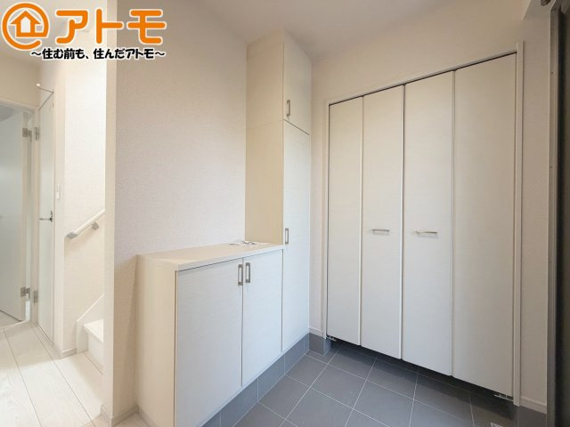 【玄関】 | 葵区古庄三丁目6期　新築戸建　2号棟 | 収納スペースも充実した玄関。整理整頓がしやすい設計です。