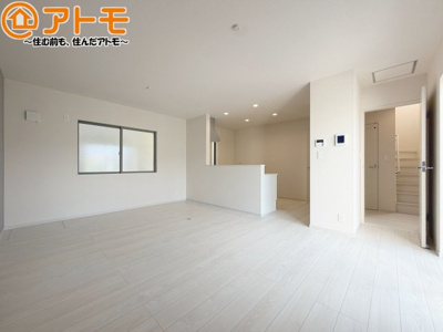 【居間・リビング】 | 葵区古庄三丁目6期　新築戸建　2号棟 | 家族団らんのイメージは、リビングを思い浮かべませんか？リビングこそ広々としたお部屋が良いですね♪