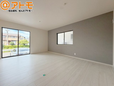 【居間・リビング】 | 葵区古庄三丁目6期　新築戸建　2号棟 | 日当たりのよいリビングは、一年を通してぽかぽかとしています。家族が自然と集まる空間になりそうですね♪