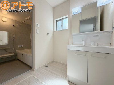 【独立洗面台】 | 葵区古庄三丁目6期　新築戸建　2号棟 | シャワータイプの洗面台は、洗濯物の土汚れなどの予洗いもしやすいため、お子様のいるご家庭でも大活躍！