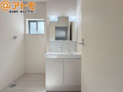 【独立洗面台】 | 葵区古庄三丁目6期　新築戸建　2号棟 | 三面鏡の中は収納になっているため、スッキリとした洗面台を保つことができます♪