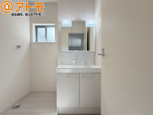【独立洗面台】 | 葵区古庄三丁目6期　新築戸建　2号棟 | 三面鏡の中は収納になっているため、スッキリとした洗面台を保つことができます♪