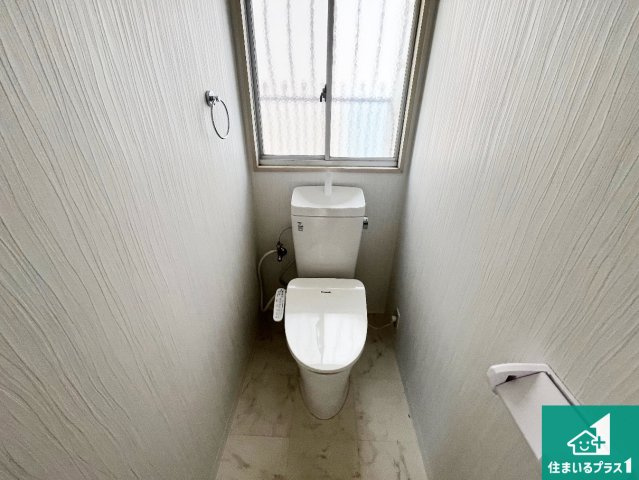 明石市二見町福里　中古一戸建てのトイレ|1・2階の2ヶ所にあるので、朝の忙しい時間の順番待ちもなく、深夜の利用にも大変便利です。