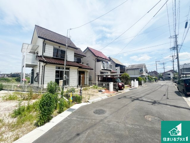 明石市二見町福里　中古一戸建ての前面道路含む現地写真|周辺は閑静な住宅街！前面道路広々で車の出し入れも便利です。駐車が苦手な方でも安心して車庫入れできます！