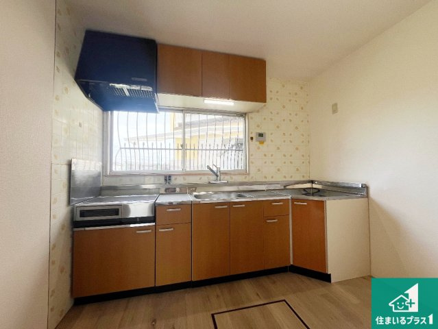 明石市二見町福里　中古一戸建てのキッチン|子供を見守りながらお料理が出来るため家族のコミュニケーションか増えます♪スペースが広く確保されている為お子様が大きくなったときは一緒に料理を楽しめます♪