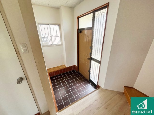 明石市二見町福里　中古一戸建ての玄関|シューズボックスにはたくさんの靴が収納できるので玄関周りはいつもスッキリ！ご家族が増えても安心！