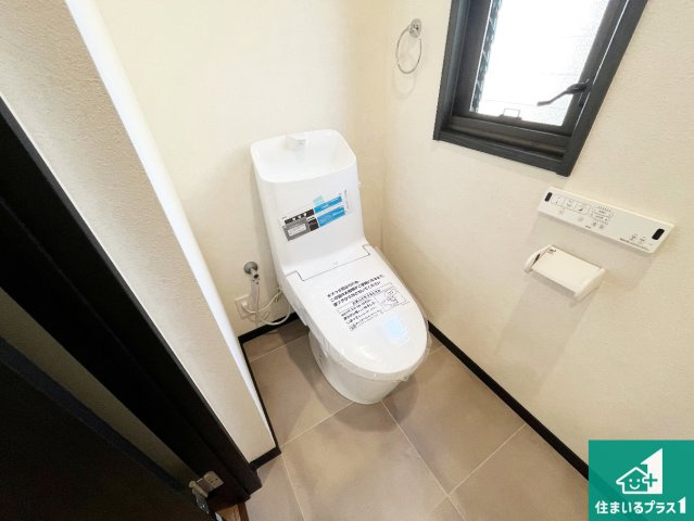 明石市松が丘　中古一戸建てのトイレ|1・2階の2ヶ所にあるので、朝の忙しい時間の順番待ちもなく、深夜の利用にも大変便利です。