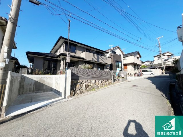 明石市松が丘　中古一戸建ての前面道路含む現地写真|周辺は閑静な住宅街！前面道路広々で車の出し入れも便利です。駐車が苦手な方でも安心して車庫入れできます！
