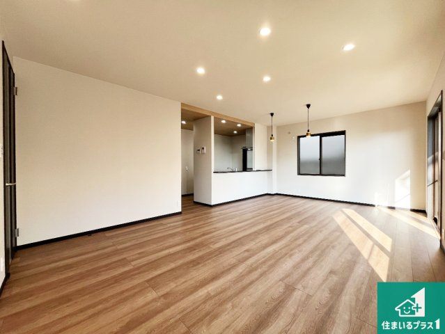 明石市松が丘　中古一戸建ての居間・リビング|日当たり良好の明るいリビングで朝の目覚めもスッキリできそう！対面キッチンでご家族のコミュニケーションも自然と増える設計！小さなお子様が遊ぶスペースを作っても広々とくつろげるLDK！