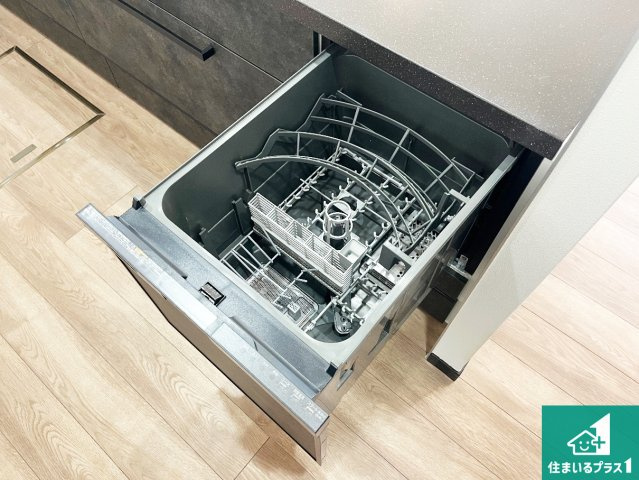 明石市松が丘　中古一戸建ての設備|食事後の一仕事、食器洗いをボタン一つでお任せできちゃいます！場所を取らないビルトイン式なので、お料理スペースもしっかり確保！