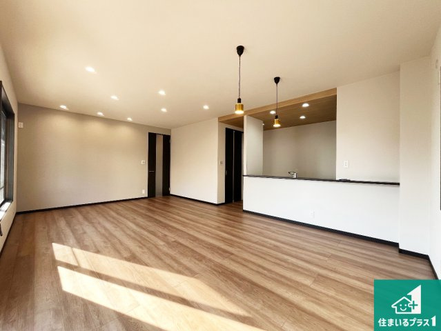 明石市松が丘　中古一戸建ての居間・リビング|日当たり良好の明るいリビングで朝の目覚めもスッキリできそう！対面キッチンでご家族のコミュニケーションも自然と増える設計！小さなお子様が遊ぶスペースを作っても広々とくつろげるLDK！
