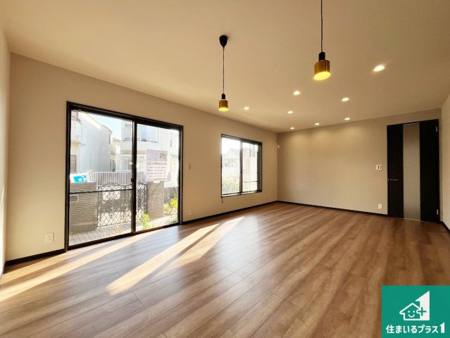 明石市松が丘　中古一戸建ての居間・リビング|明るいリビングで朝の目覚めもスッキリできそう！対面キッチンでご家族のコミュニケーションも自然と増える設計！小さなお子様が遊ぶスペースを作っても広々とくつろげるLDK！