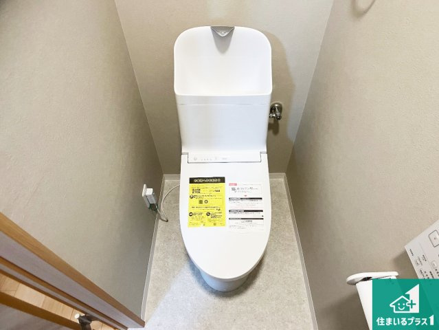 明石市田町　中古一戸建てのトイレ|1・2階の2ヶ所にあるので、朝の忙しい時間の順番待ちもなく、深夜の利用にも大変便利です。