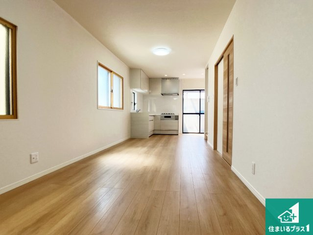明石市田町　中古一戸建ての居間・リビング|シンプルなリビングは、観葉植物等のインテリアを楽しめますね！パパ好みにも、ママ好みにも家具次第で雰囲気を変えることができます！
