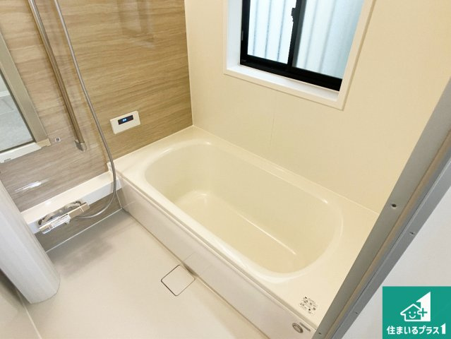 明石市田町　中古一戸建ての浴室|足をゆったり伸ばして寛げる浴槽です。窓が設けられていますので差し込む光が明るく穏やかな雰囲気にしてくれます♪浴室乾燥機も設置しているので、雨の日の洗濯物も安心です♪