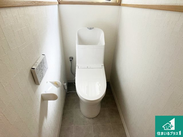 明石市東山町　中古一戸建てのトイレ|落ち着いた色で統一されたトイレ！