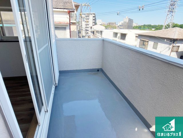 明石市東山町　中古一戸建てのバルコニー|日当たりのよいバルコニー！お部屋が開放的に！