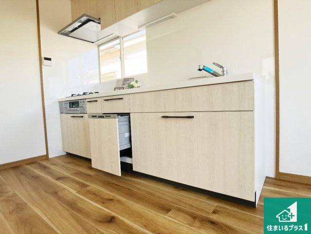 明石市東山町　中古一戸建てのキッチン|シンプルなリビングは、観葉植物等のインテリアを楽しめますね！パパ好みにも、ママ好みにも家具次第で雰囲気を変えることができます！