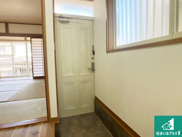 明石市東山町　中古一戸建ての玄関|開放的な玄関！