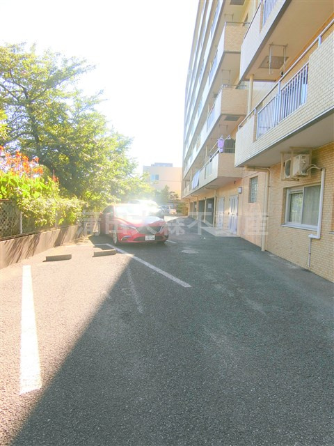 多摩リバビューマンションの駐車場|敷地内平置き駐車場　空き状況等詳細はお問合せ下さい。！