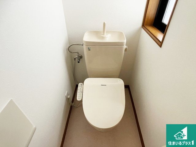 明石市藤江　中古一戸建てのトイレ|1・2階の2ヶ所にあるので、朝の忙しい時間の順番待ちもなく、深夜の利用にも大変便利です。
