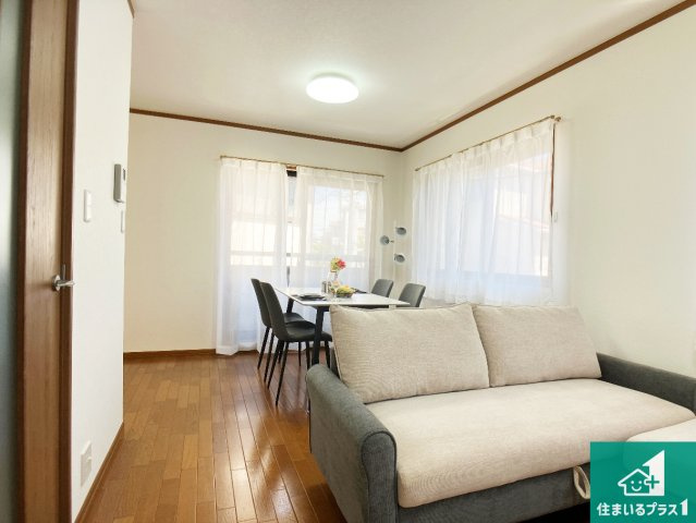 明石市藤江　中古一戸建ての居間・リビング|ご家族で広々とくつろげるLDK！
